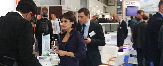 Oxana Vakula beim Dolmetschen auf der Messe InnoTrans 2014 in Berlin Oxana Vakula auf der Messe InnoTrans 2014